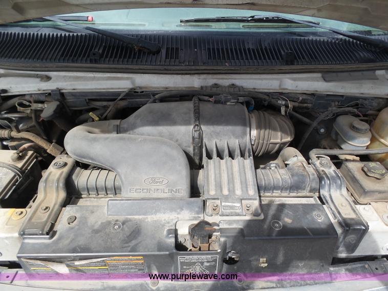 image for item J6165 2001 Ford F350 Super Duty box truck