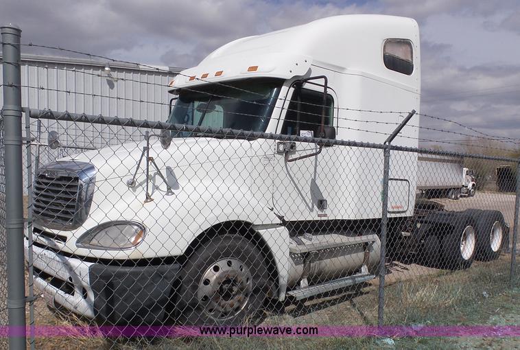 image for item J6168 2005 Freightliner Columbia semi truck