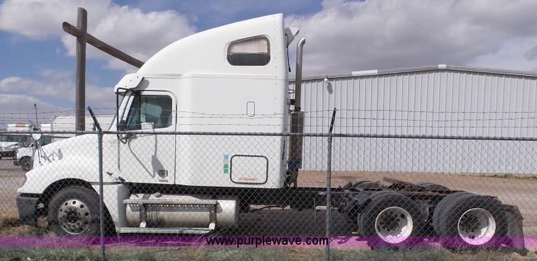 image for item J6168 2005 Freightliner Columbia semi truck
