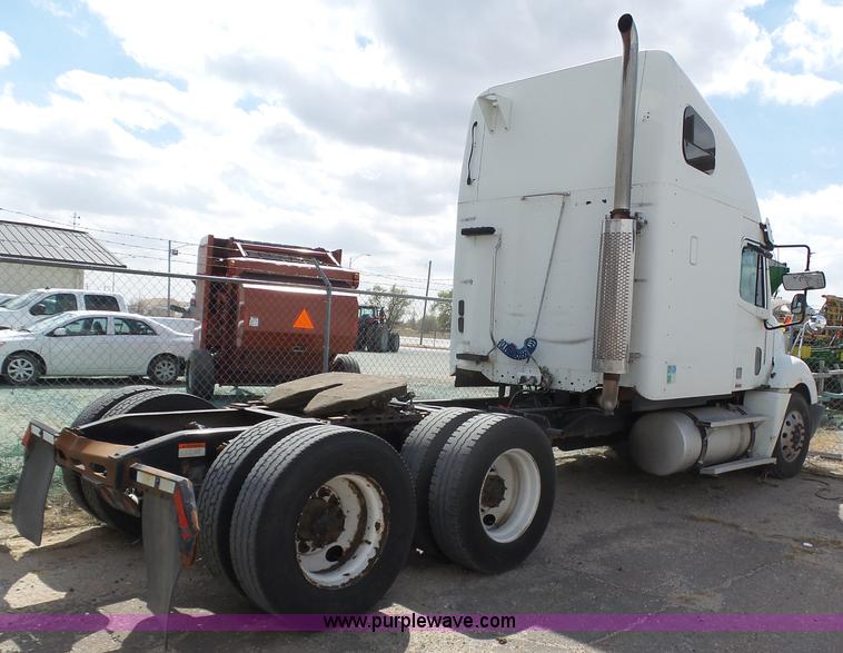image for item J6168 2005 Freightliner Columbia semi truck