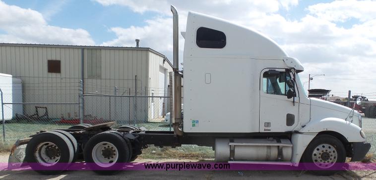 image for item J6168 2005 Freightliner Columbia semi truck