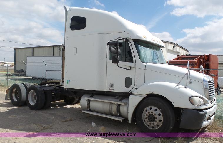 image for item J6168 2005 Freightliner Columbia semi truck