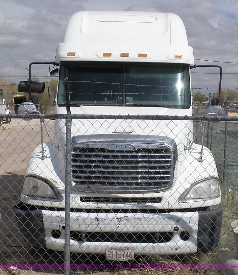 image for item J6168 2005 Freightliner Columbia semi truck
