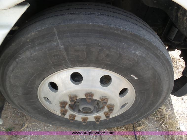 image for item J6168 2005 Freightliner Columbia semi truck