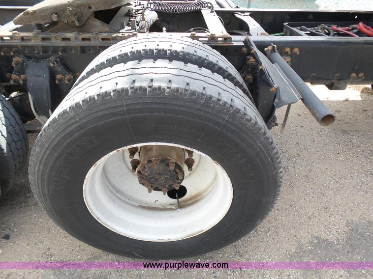 image for item J6168 2005 Freightliner Columbia semi truck