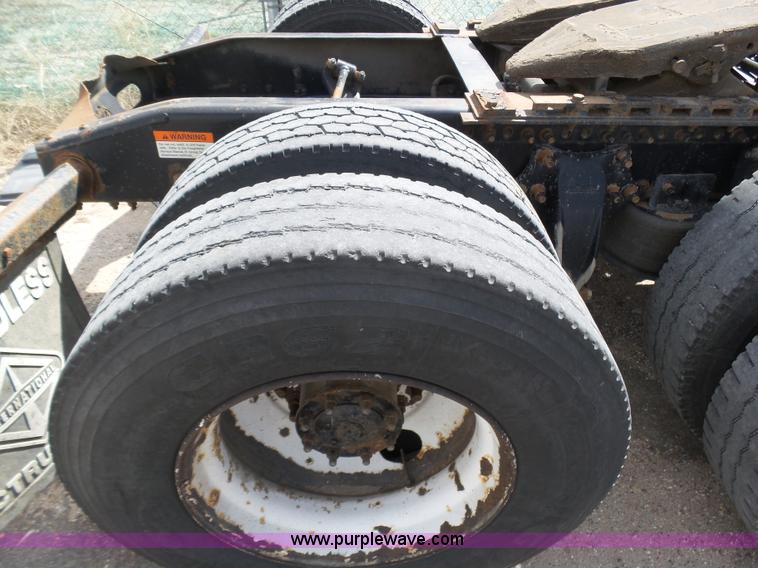 image for item J6168 2005 Freightliner Columbia semi truck