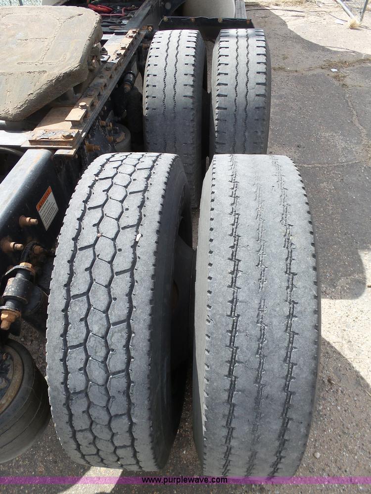 image for item J6168 2005 Freightliner Columbia semi truck