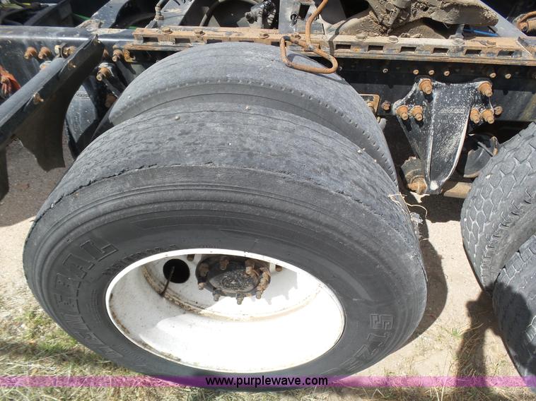 image for item J6168 2005 Freightliner Columbia semi truck