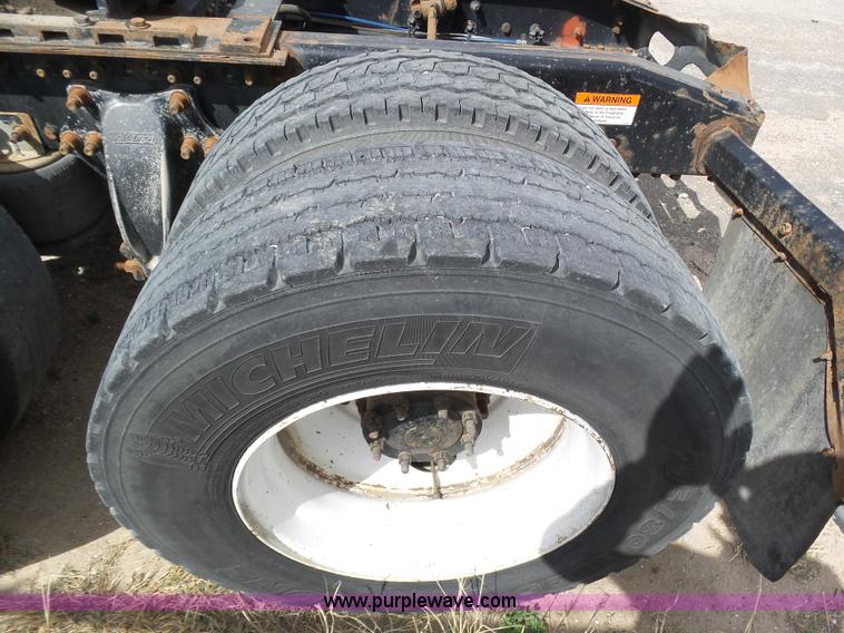 image for item J6168 2005 Freightliner Columbia semi truck