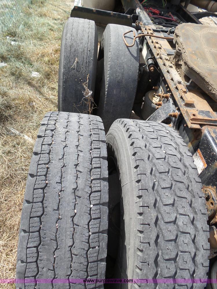 image for item J6168 2005 Freightliner Columbia semi truck