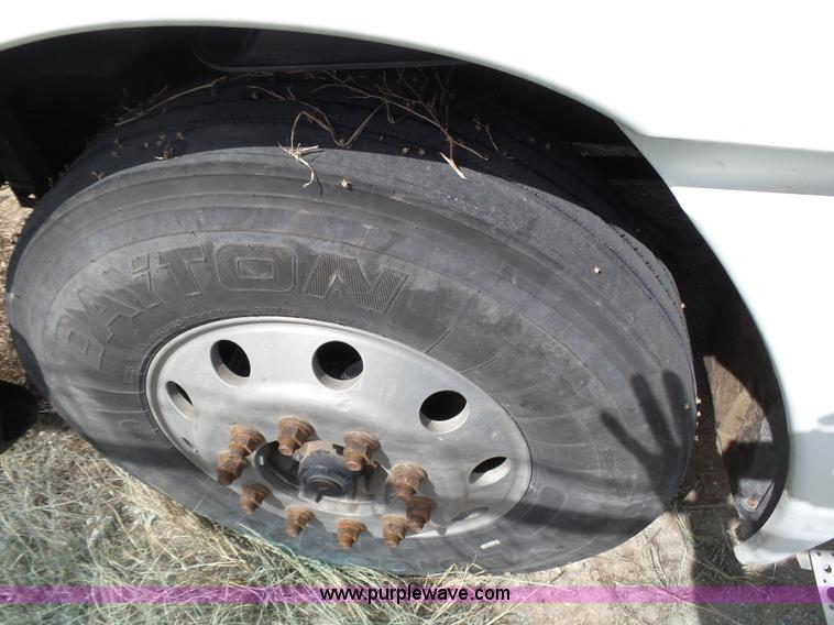 image for item J6168 2005 Freightliner Columbia semi truck