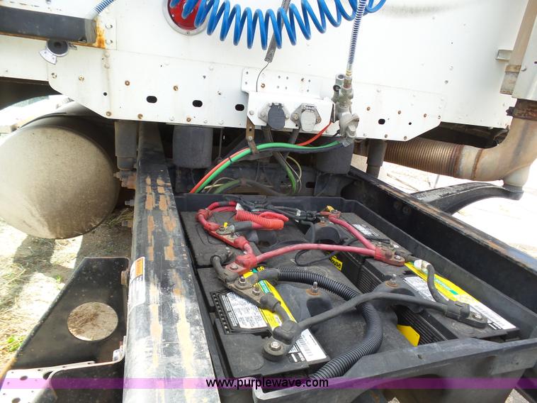 image for item J6168 2005 Freightliner Columbia semi truck