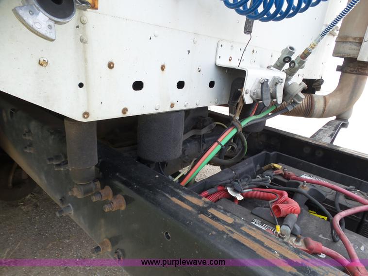 image for item J6168 2005 Freightliner Columbia semi truck