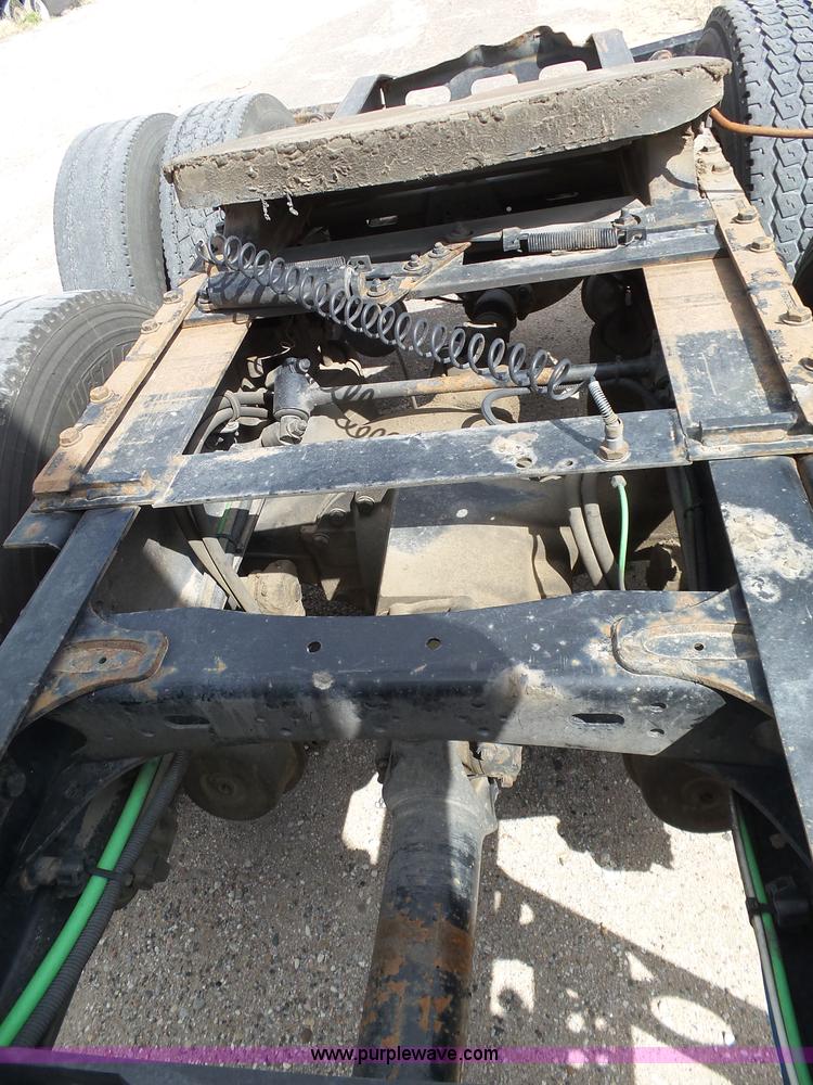 image for item J6168 2005 Freightliner Columbia semi truck