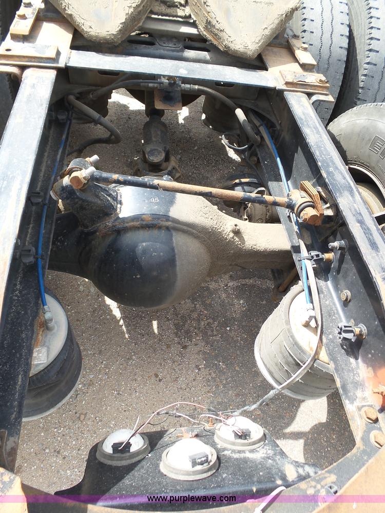 image for item J6168 2005 Freightliner Columbia semi truck