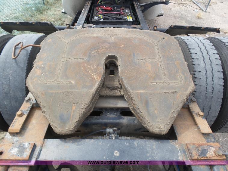 image for item J6168 2005 Freightliner Columbia semi truck