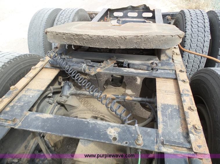 image for item J6168 2005 Freightliner Columbia semi truck