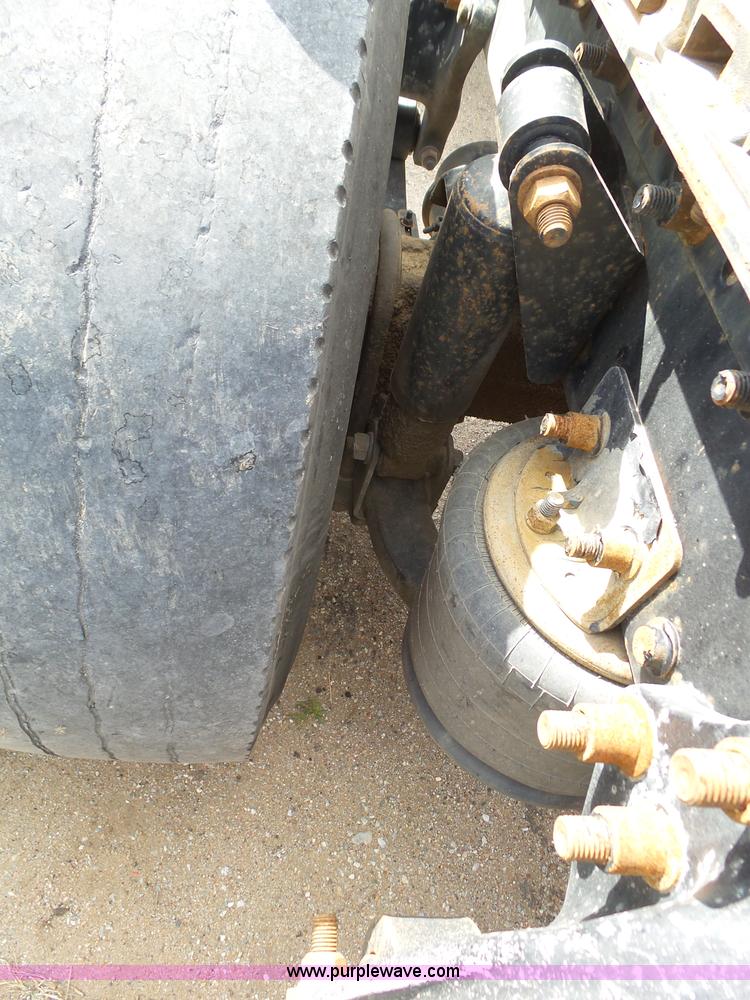 image for item J6168 2005 Freightliner Columbia semi truck