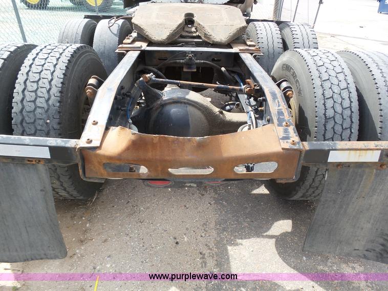 image for item J6168 2005 Freightliner Columbia semi truck