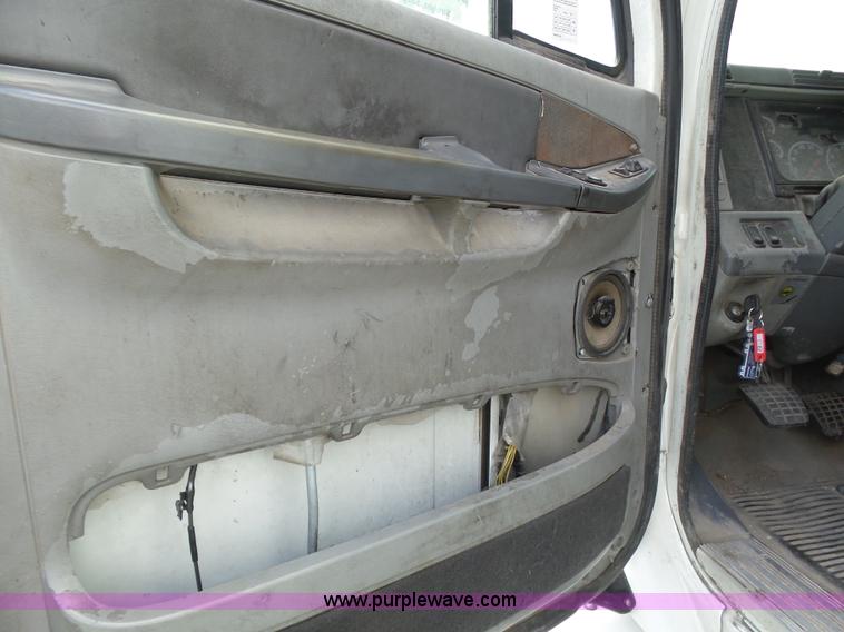 image for item J6168 2005 Freightliner Columbia semi truck