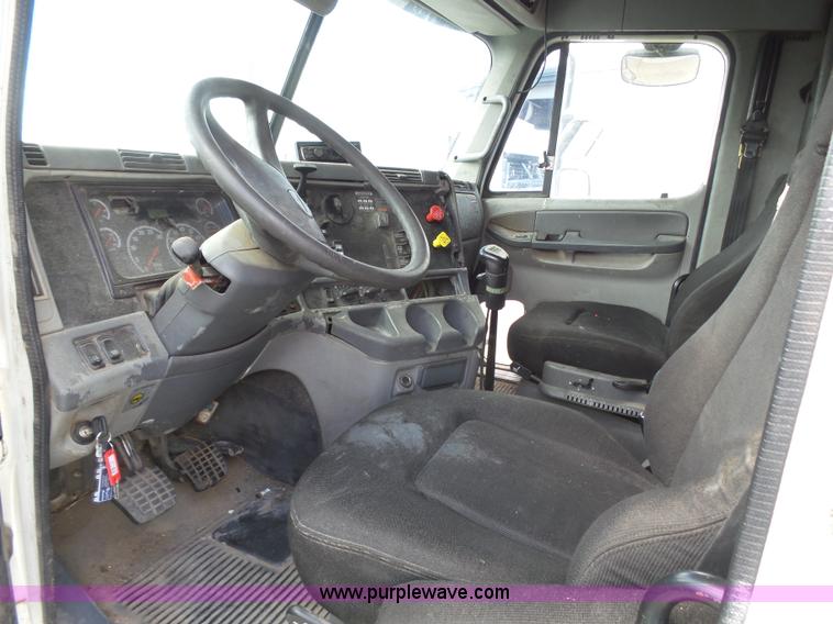 image for item J6168 2005 Freightliner Columbia semi truck