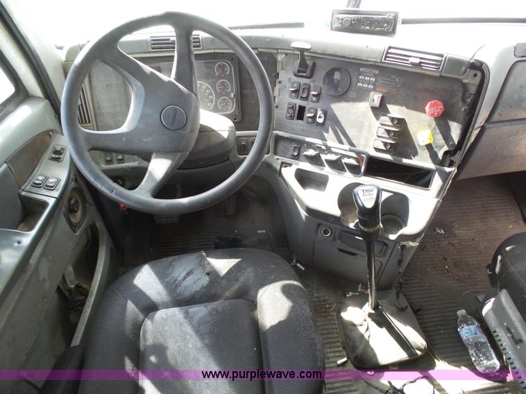 image for item J6168 2005 Freightliner Columbia semi truck