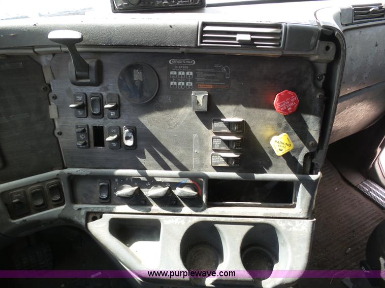 image for item J6168 2005 Freightliner Columbia semi truck