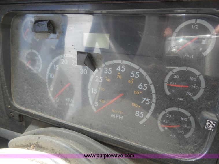 image for item J6168 2005 Freightliner Columbia semi truck