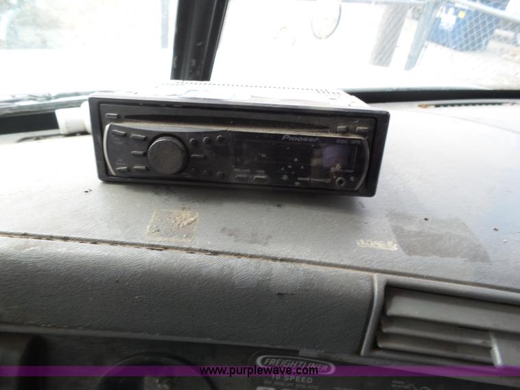 image for item J6168 2005 Freightliner Columbia semi truck