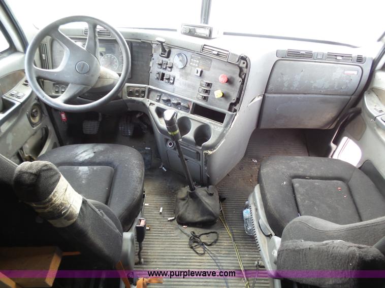 image for item J6168 2005 Freightliner Columbia semi truck