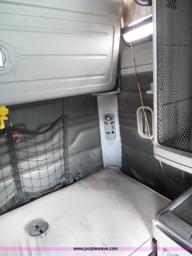 image for item J6168 2005 Freightliner Columbia semi truck