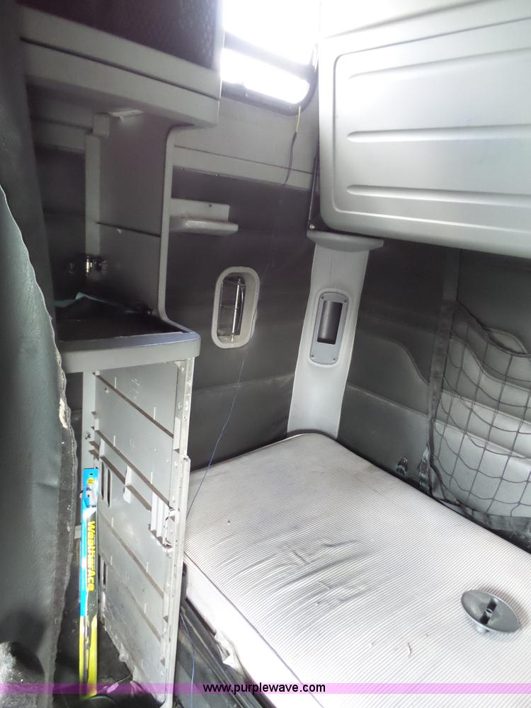 image for item J6168 2005 Freightliner Columbia semi truck