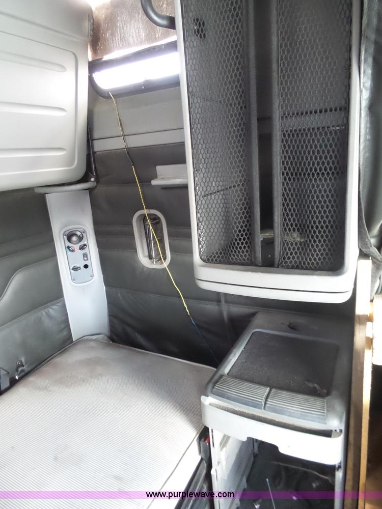 image for item J6168 2005 Freightliner Columbia semi truck