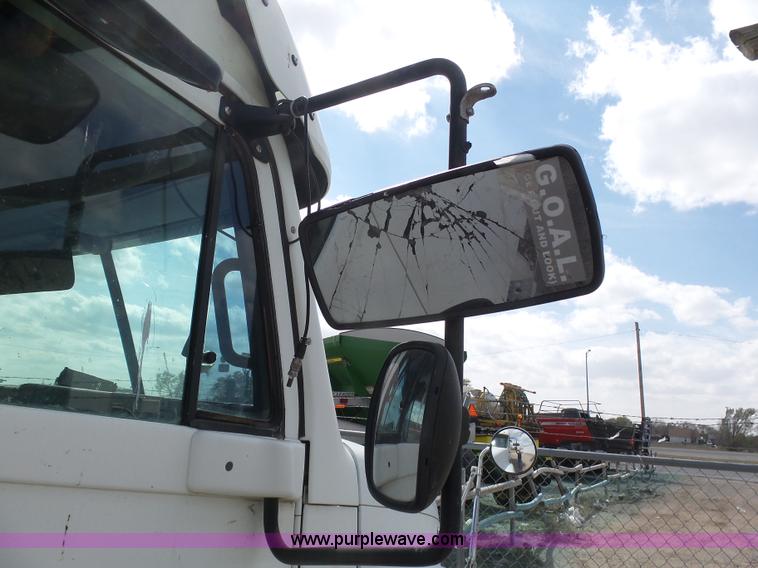 image for item J6168 2005 Freightliner Columbia semi truck
