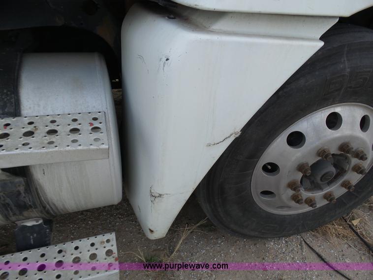 image for item J6168 2005 Freightliner Columbia semi truck