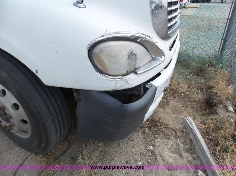 image for item J6168 2005 Freightliner Columbia semi truck