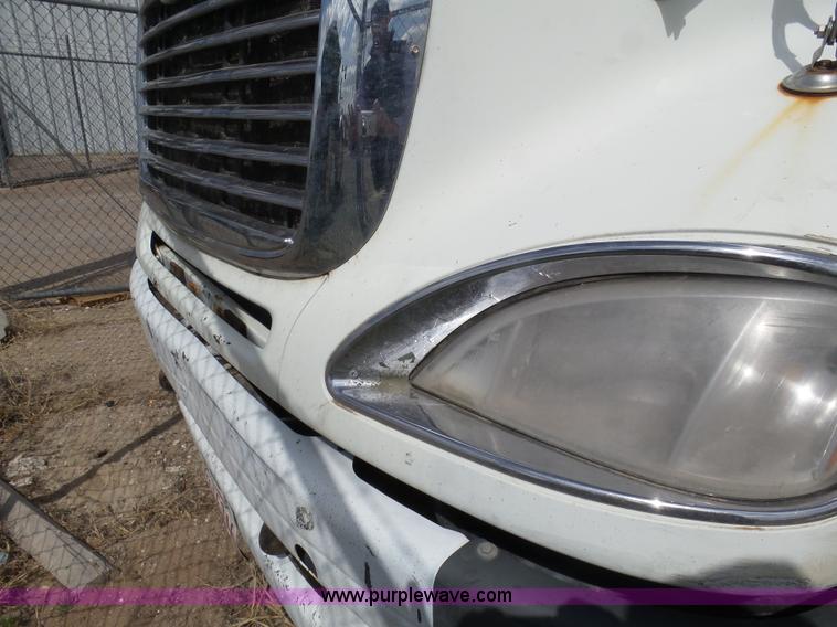 image for item J6168 2005 Freightliner Columbia semi truck