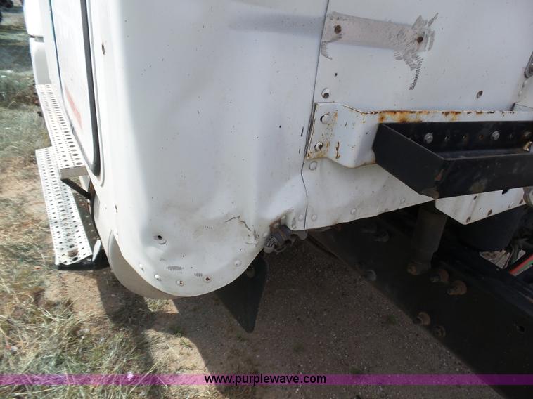 image for item J6168 2005 Freightliner Columbia semi truck