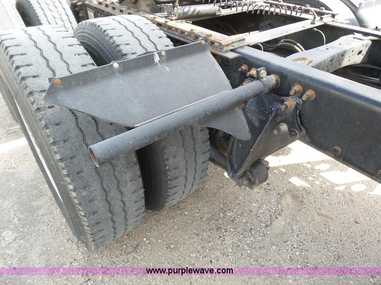 image for item J6168 2005 Freightliner Columbia semi truck