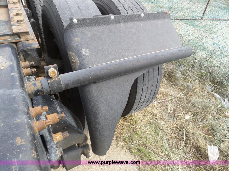 image for item J6168 2005 Freightliner Columbia semi truck