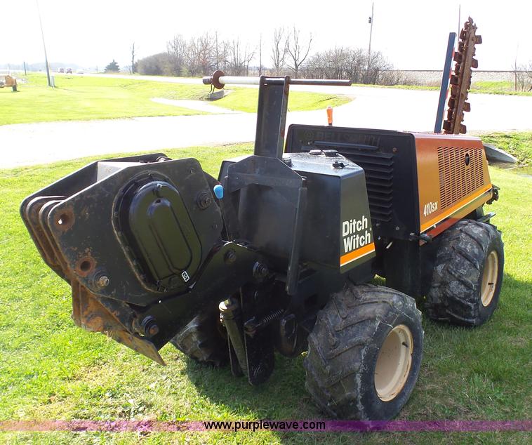 image for item J6256 1999 Ditch Witch 410SX trencher