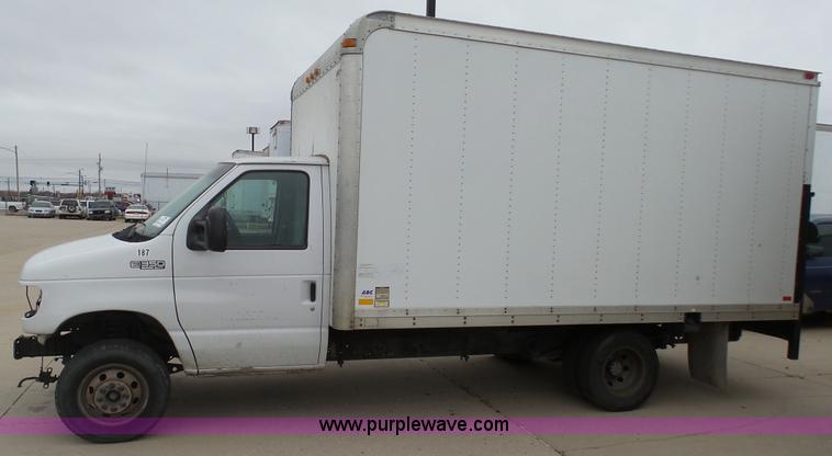image for item J6263 2004 Ford E350 box truck