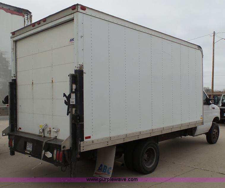 image for item J6263 2004 Ford E350 box truck