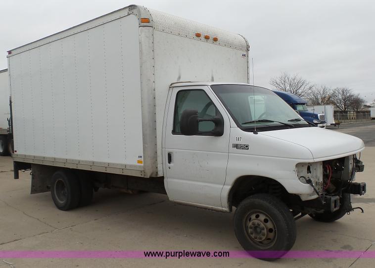 image for item J6263 2004 Ford E350 box truck
