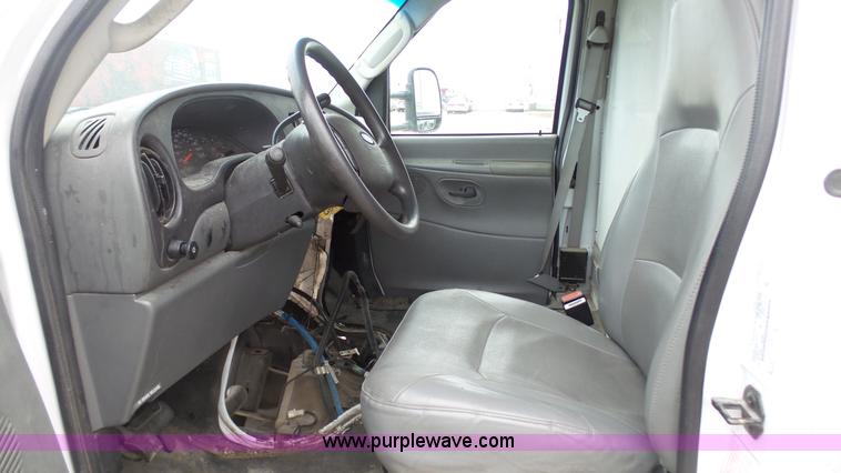 image for item J6263 2004 Ford E350 box truck