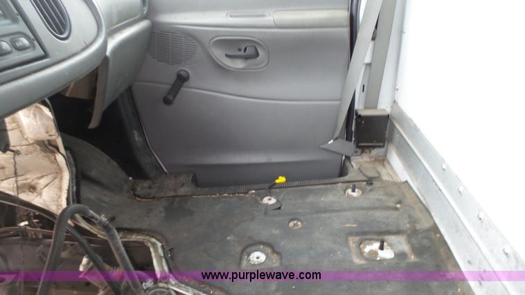 image for item J6263 2004 Ford E350 box truck