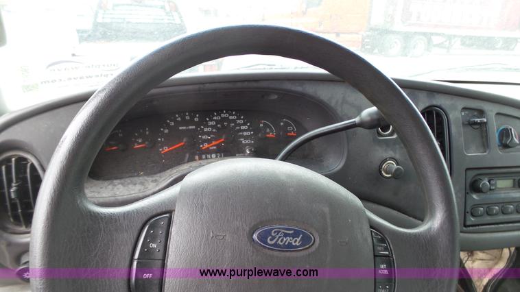 image for item J6263 2004 Ford E350 box truck