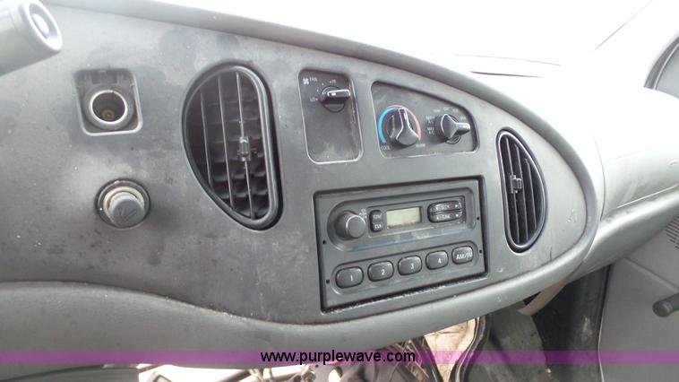 image for item J6263 2004 Ford E350 box truck