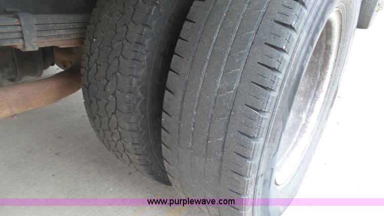 image for item J6263 2004 Ford E350 box truck