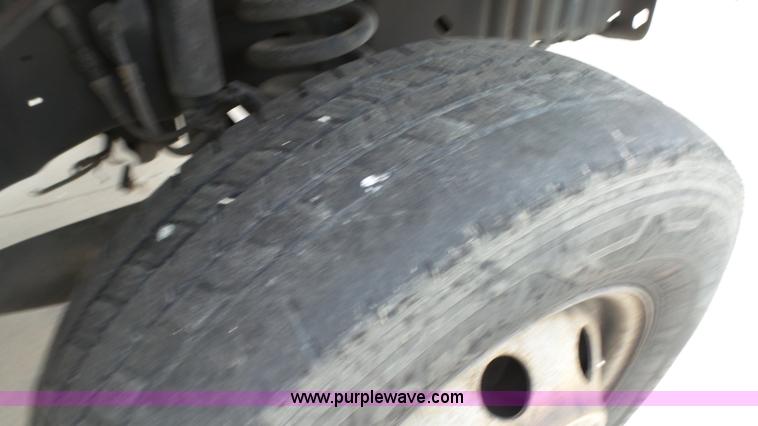 image for item J6263 2004 Ford E350 box truck